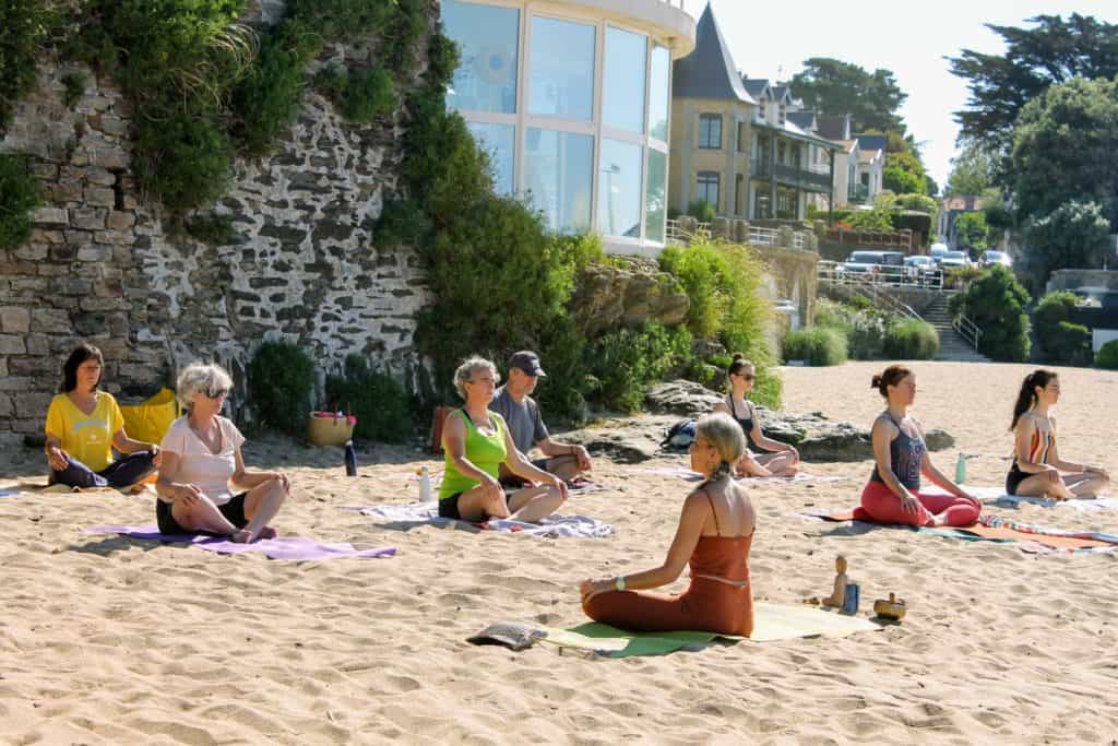 Yoga sur la plage à Pornic